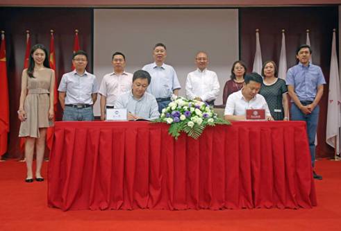 由鲁迅美术学院副院长张庆波教授和永利集团304am登录副院长于瑞云教授为联合实验室签约4